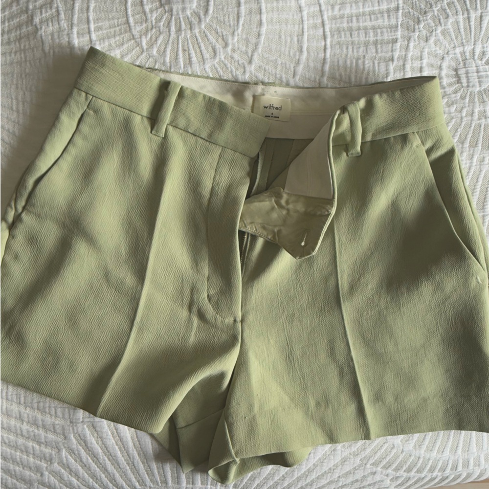 Aritzia Anthem Shorts Sage Green
Size 4